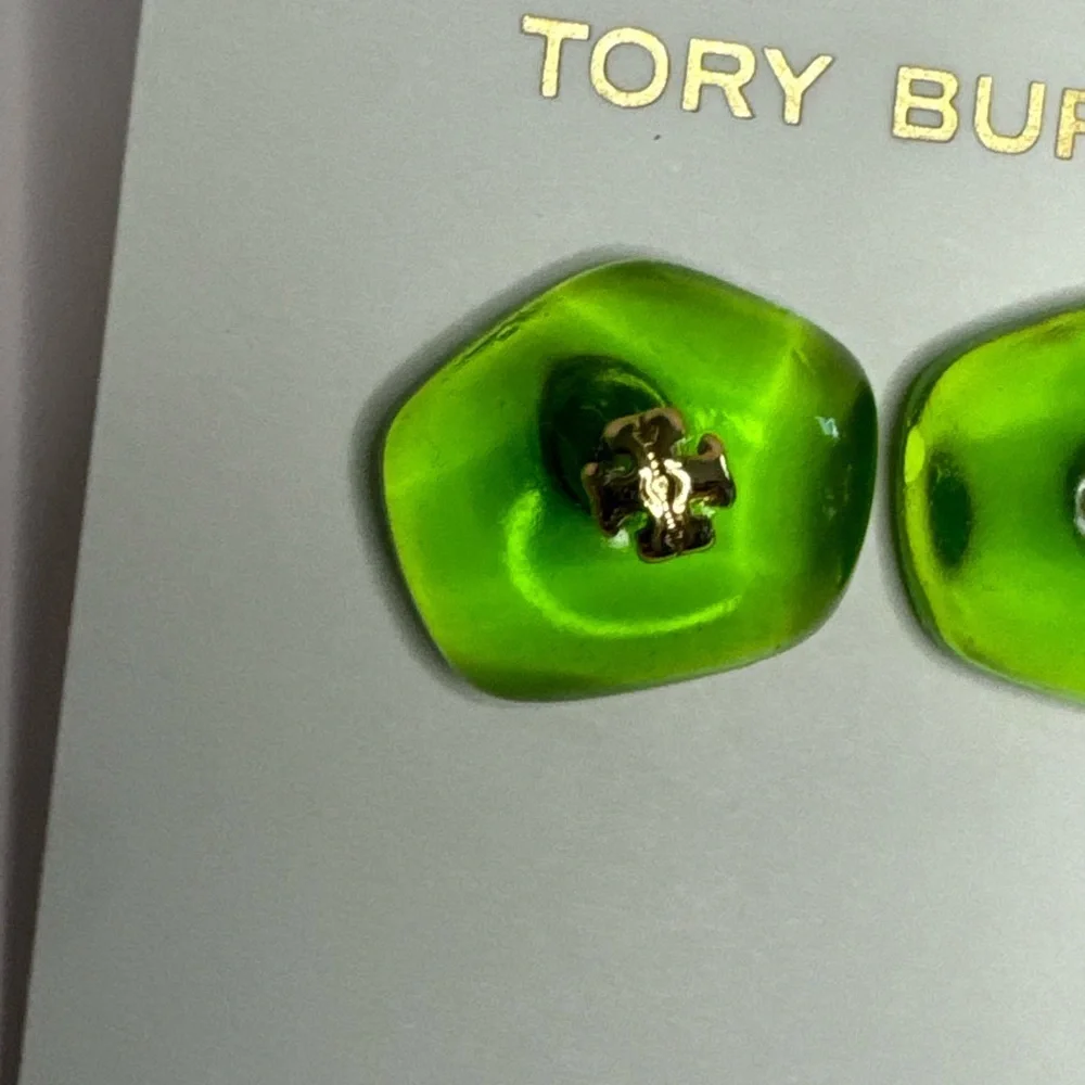 💖 Tory Burch New Green Resin Logo Stud Earrings Gold Toned - Picture 3 of 8